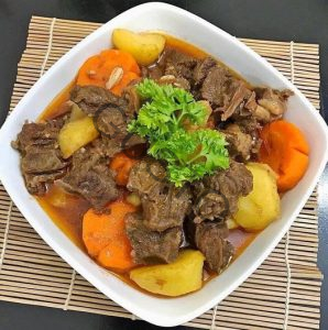 Bò kho khoai tây và cà rốt