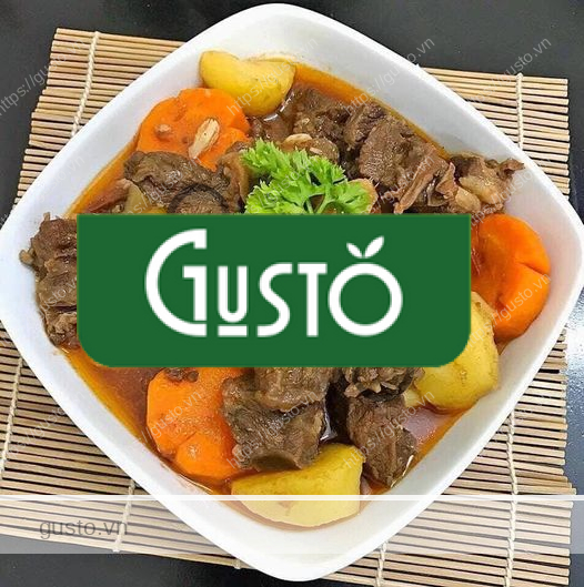 Bò kho khoai tây và cà rốt