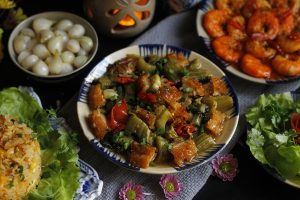 Heo quay kho dưa cải chua